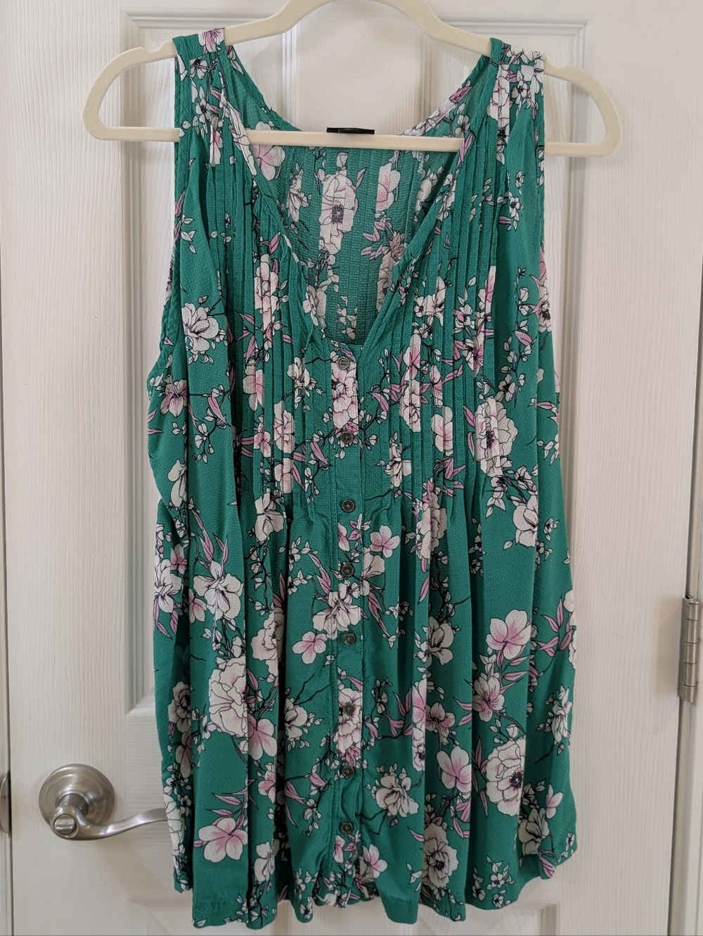 Torrid Kelly Green Floral Button-Front Pleated V-Neck Tank